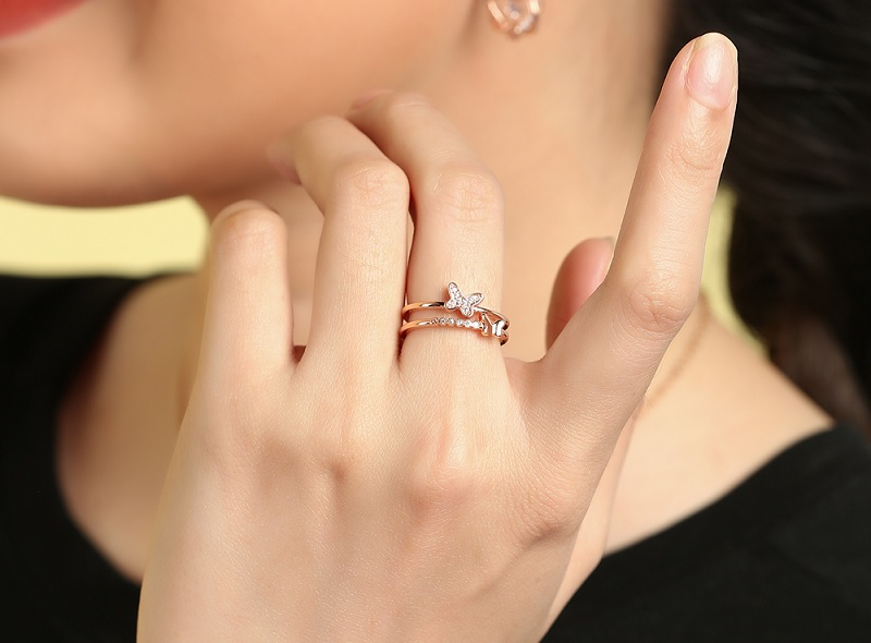 Nhẫn vàng hồng được đính hai cánh bướm nhỏ